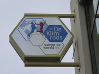 902899 Afbeelding van het uithangbord 'obs De Klimroos samen in de wereld', op de zijgevel van de school (Langerakbaan ...